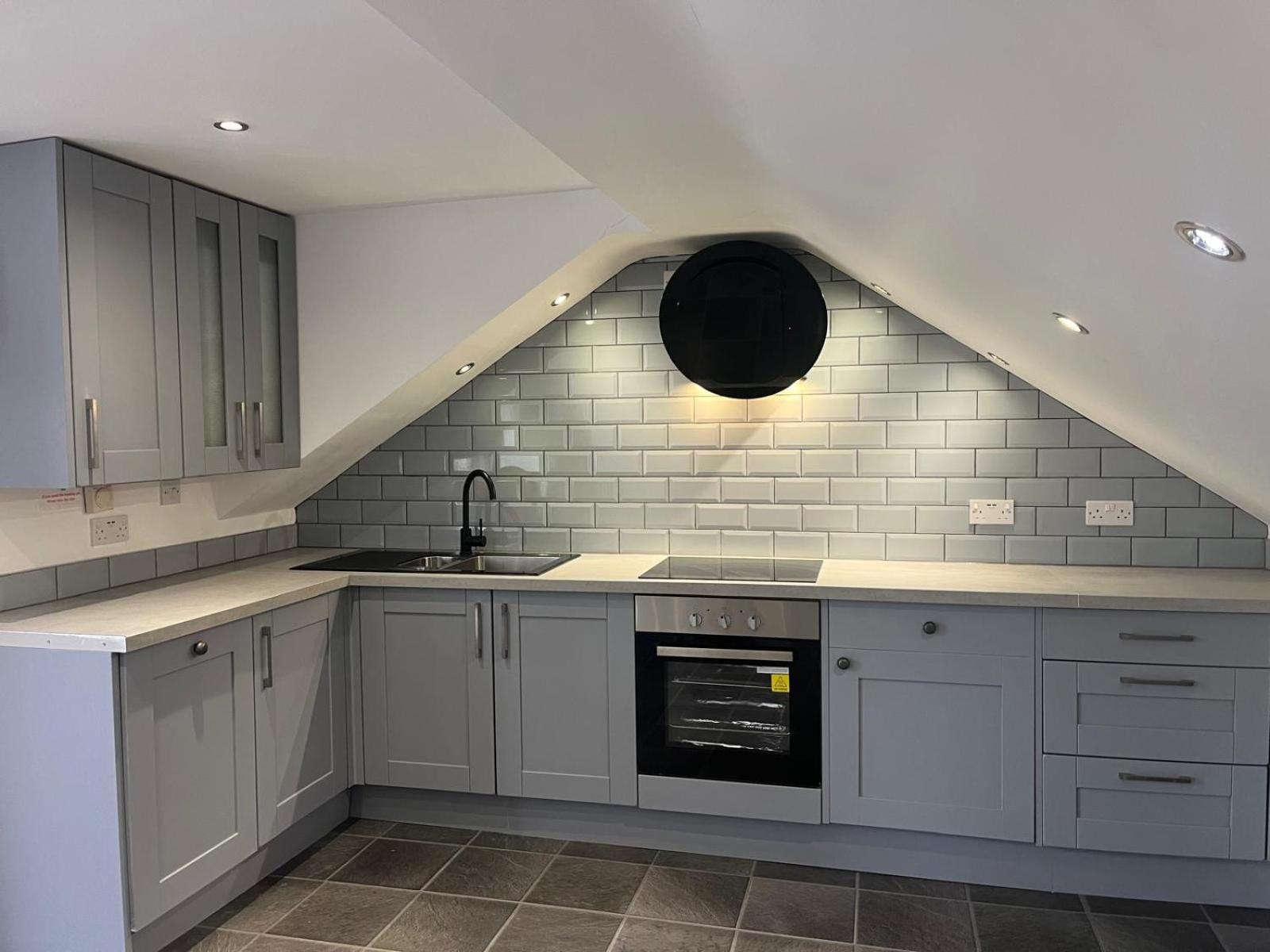 Holiday home Upside Down House: Quirky Retreat Near Sherwood Forest *