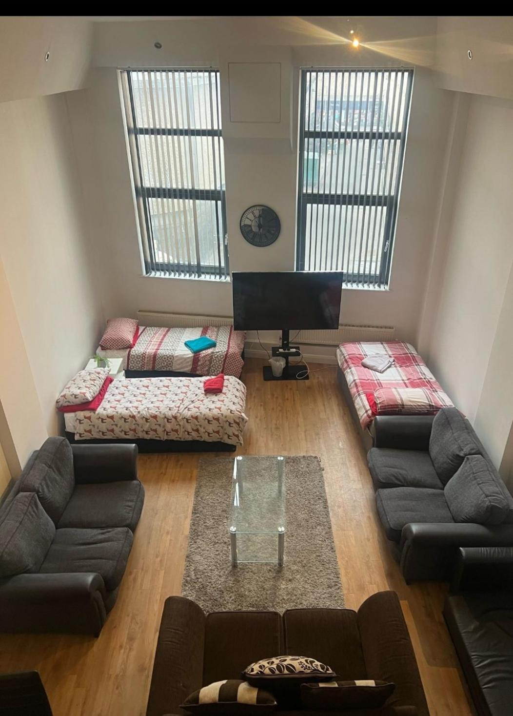 Centre 2 Double Bedrooms Duplex With 6 Proper Beds - Location, Close To Victoria Centre Shopping Centre With Two Bathrooms And Kitchen In Thurland Street - Parking Five Pounds A Day, Cars And Vans