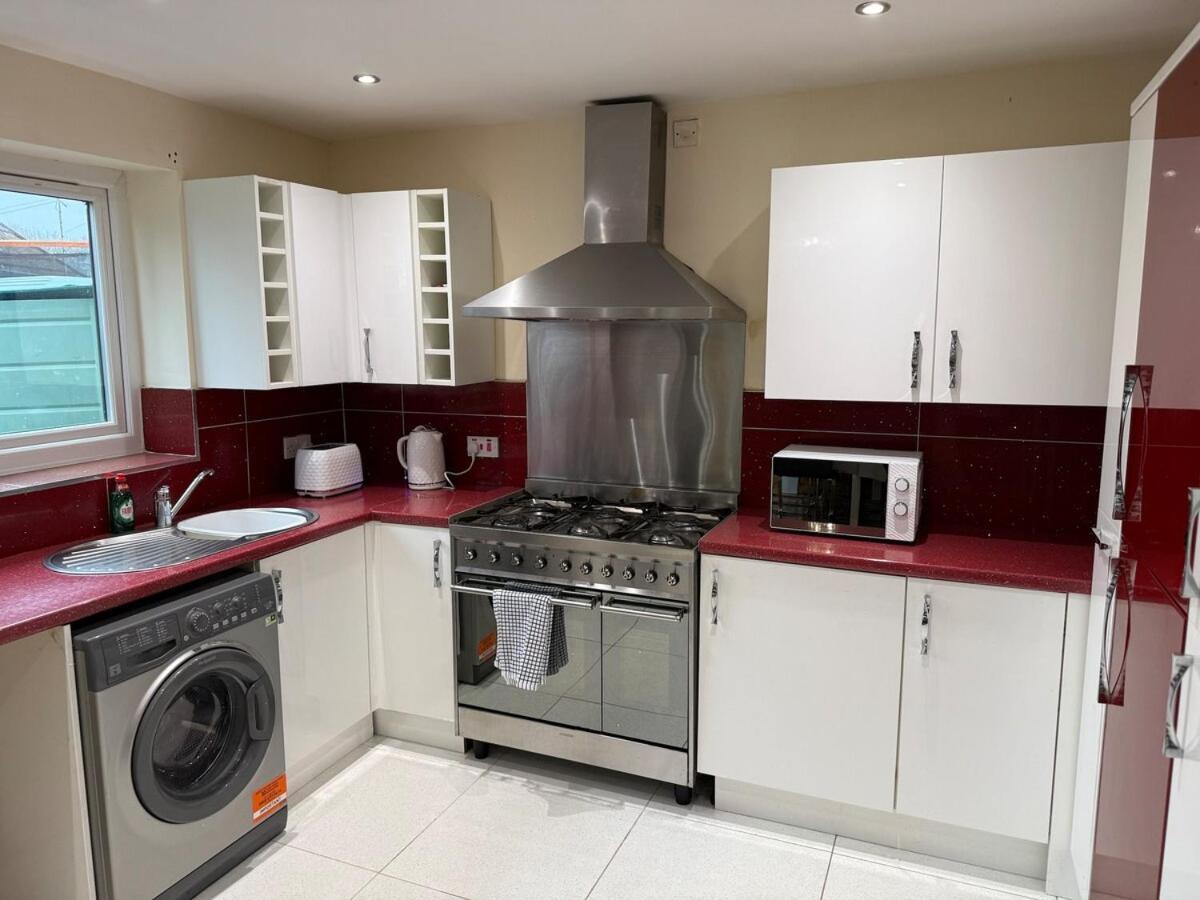 Your Peaceful Haven On Middleton Boulevard - Near Wollaton Hall, Nottingham University, City-Centre & Qmc - Sleeps 9 Apartment