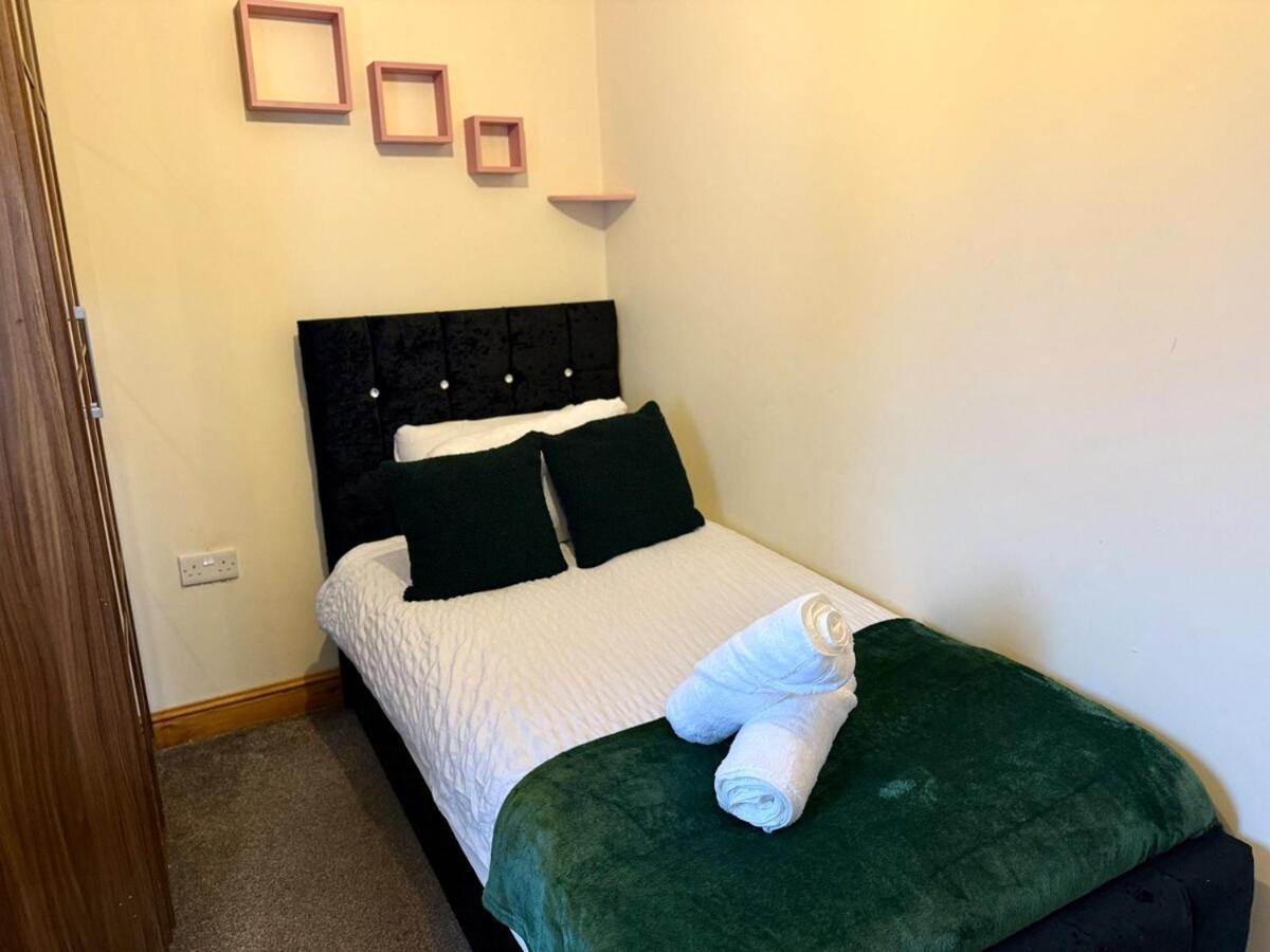 Your Peaceful Haven On Middleton Boulevard - Near Wollaton Hall, Nottingham University, City-Centre & Qmc - Sleeps 9 Apartment