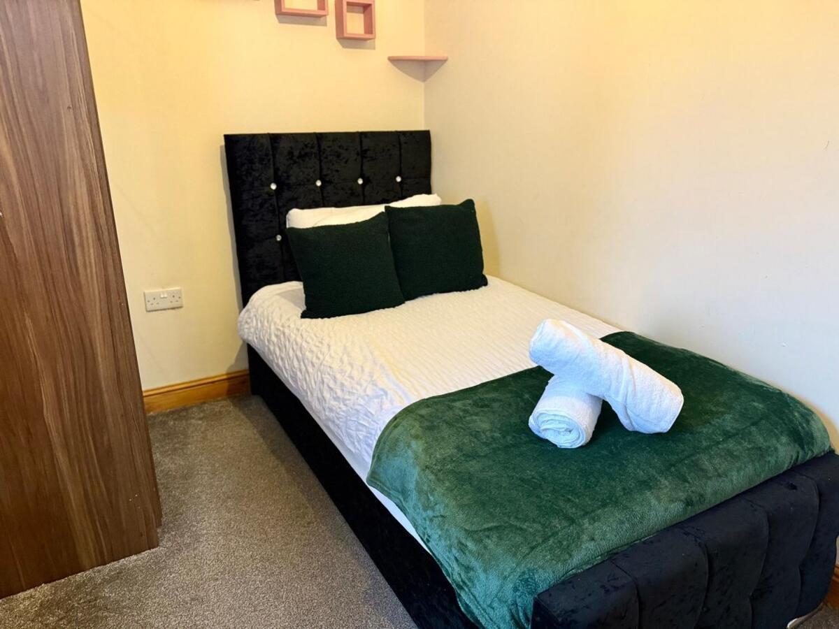 Apartment Your Peaceful Haven On Middleton Boulevard - Near Wollaton Hall, Nottingham University, City-Centre & Qmc - Sleeps 9