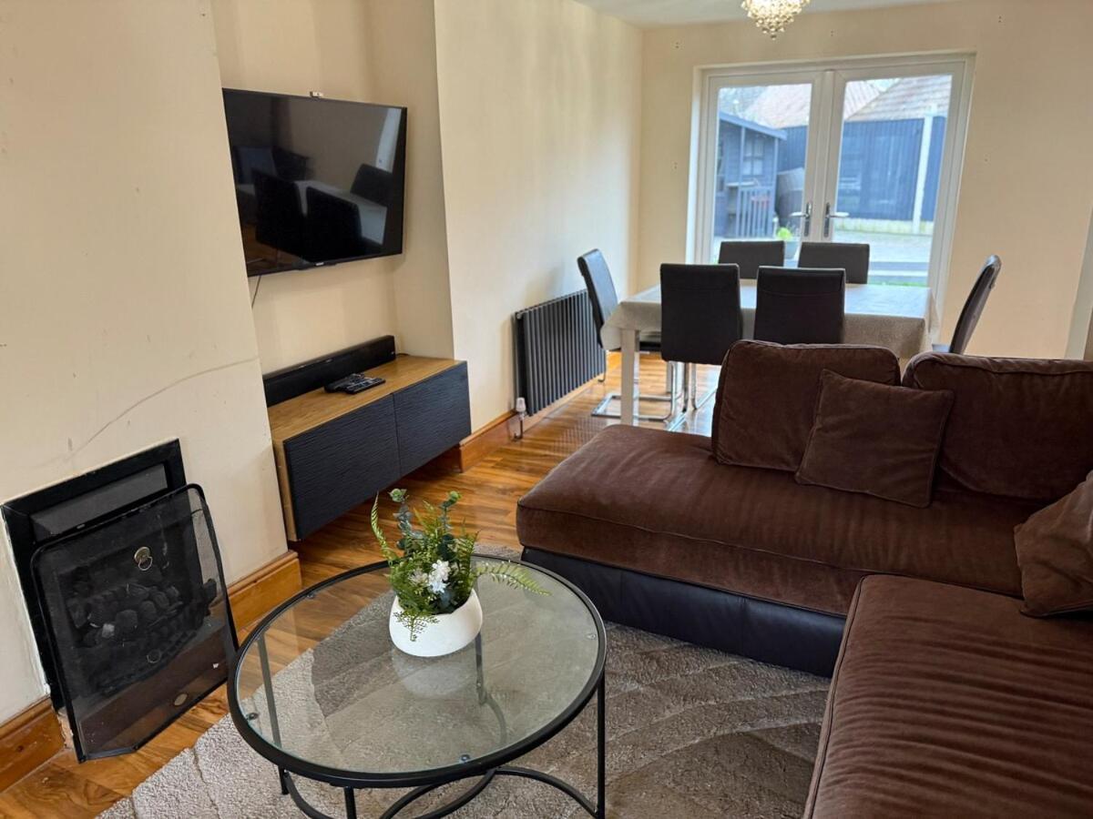 Your Peaceful Haven On Middleton Boulevard - Near Wollaton Hall, Nottingham University, City-Centre & Qmc - Sleeps 9 Apartment