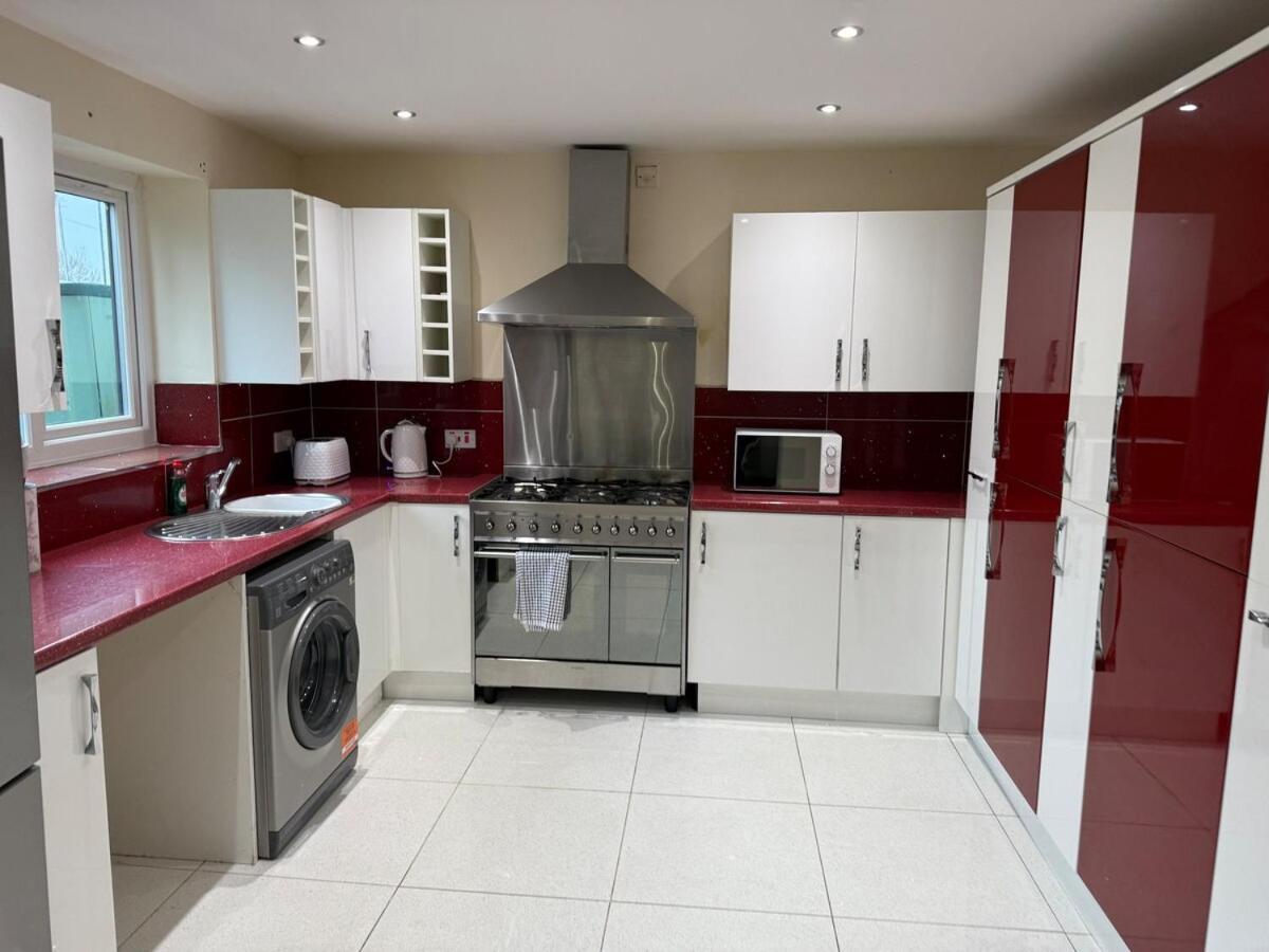 Your Peaceful Haven On Middleton Boulevard - Near Wollaton Hall, Nottingham University, City-Centre & Qmc - Sleeps 9 Apartment Nottingham