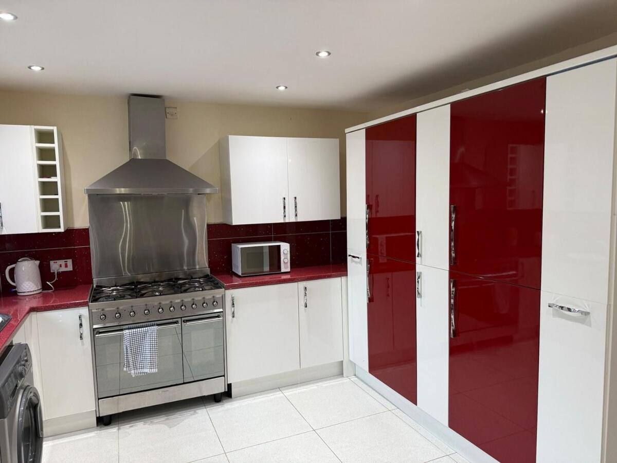 Apartment Your Peaceful Haven On Middleton Boulevard - Near Wollaton Hall, Nottingham University, City-Centre & Qmc - Sleeps 9 Nottingham