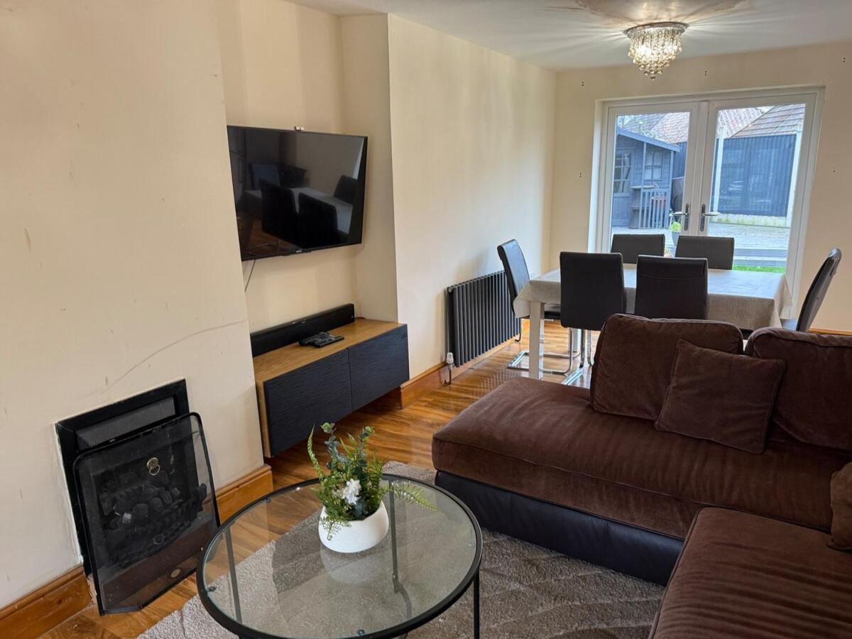 Your Peaceful Haven On Middleton Boulevard - Near Wollaton Hall, Nottingham University, City-Centre & Qmc - Sleeps 9 Apartment Nottingham