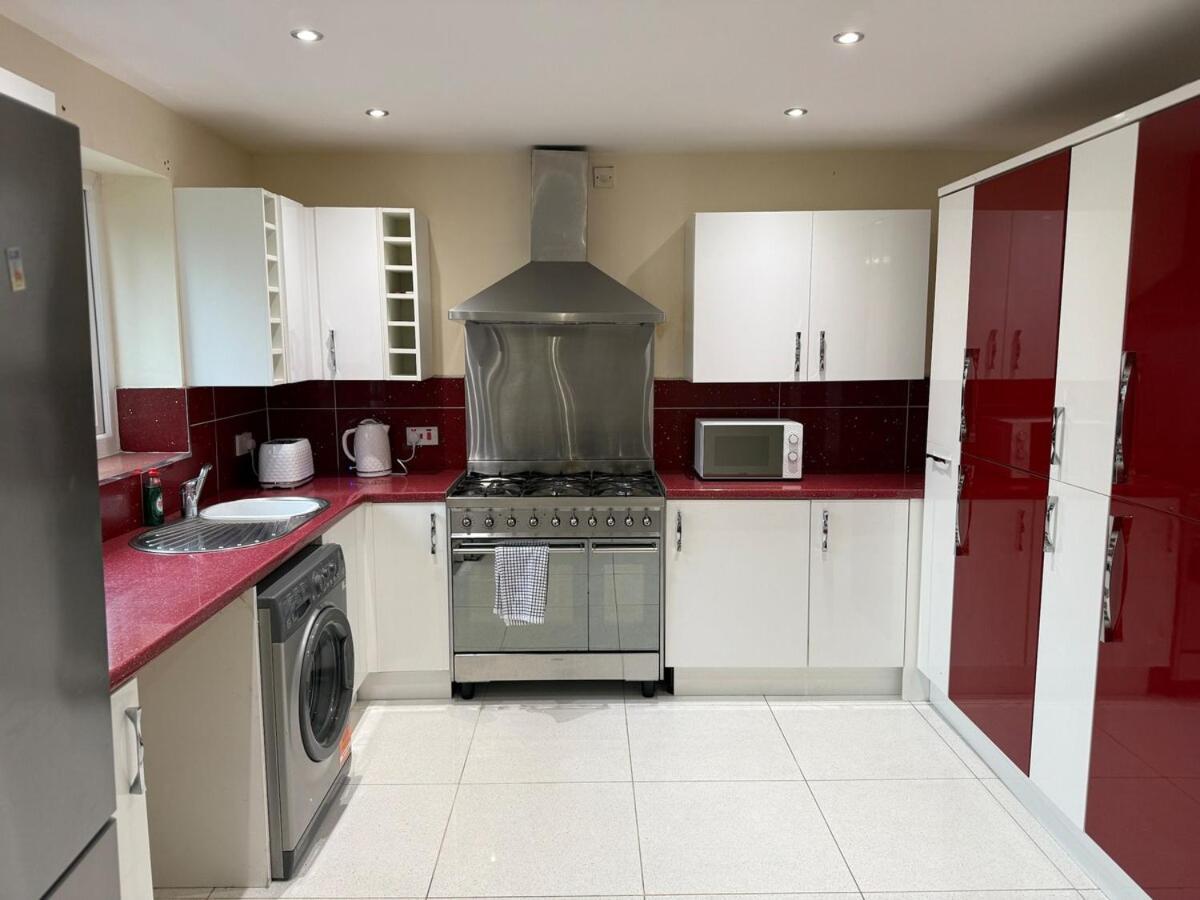 Your Peaceful Haven On Middleton Boulevard - Near Wollaton Hall, Nottingham University, City-Centre & Qmc - Sleeps 9 Apartment Nottingham