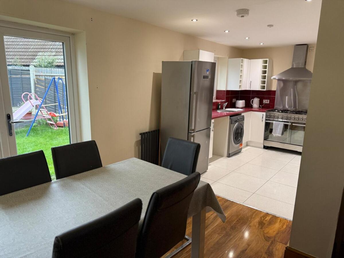 Apartment Your Peaceful Haven On Middleton Boulevard - Near Wollaton Hall, Nottingham University, City-Centre & Qmc - Sleeps 9 Nottingham
