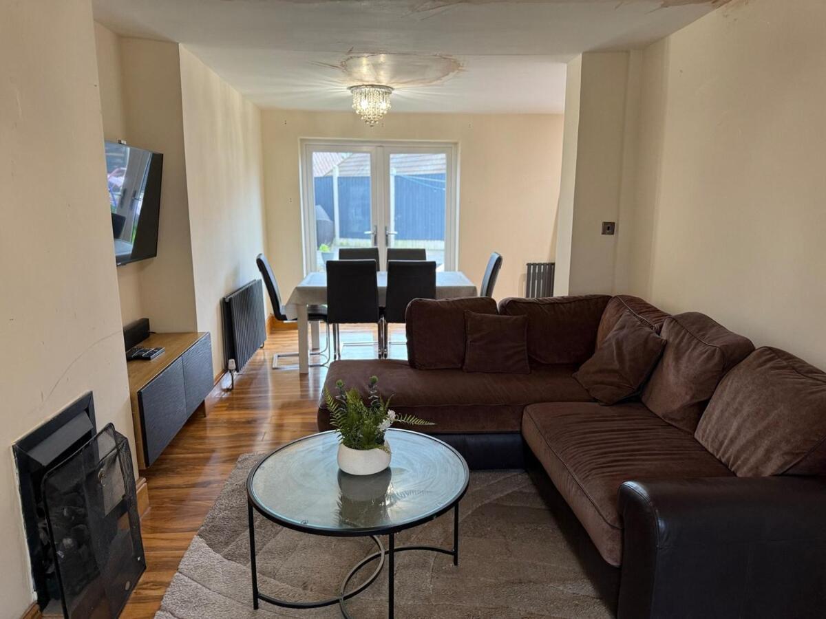 Your Peaceful Haven On Middleton Boulevard - Near Wollaton Hall, Nottingham University, City-Centre & Qmc - Sleeps 9 Apartment