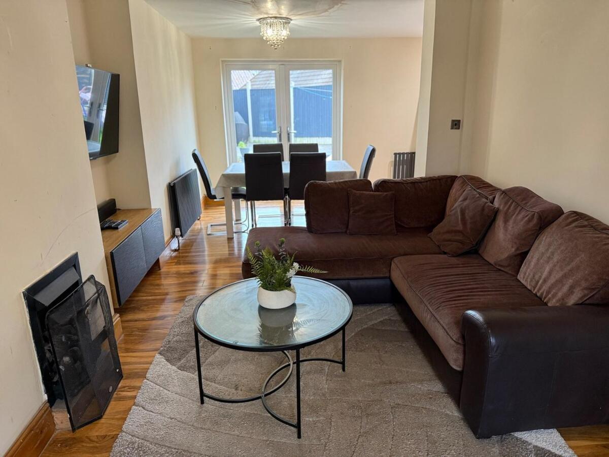Your Peaceful Haven On Middleton Boulevard - Near Wollaton Hall, Nottingham University, City-Centre & Qmc - Sleeps 9 Apartment Nottingham