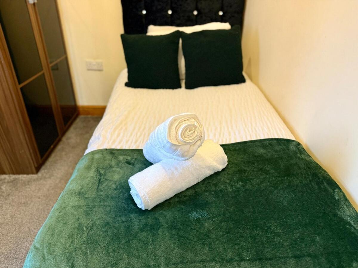 Apartment Your Peaceful Haven On Middleton Boulevard - Near Wollaton Hall, Nottingham University, City-Centre & Qmc - Sleeps 9 Nottingham
