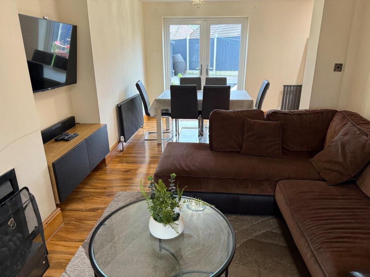 Your Peaceful Haven On Middleton Boulevard - Near Wollaton Hall, Nottingham University, City-Centre & Qmc - Sleeps 9 Apartment