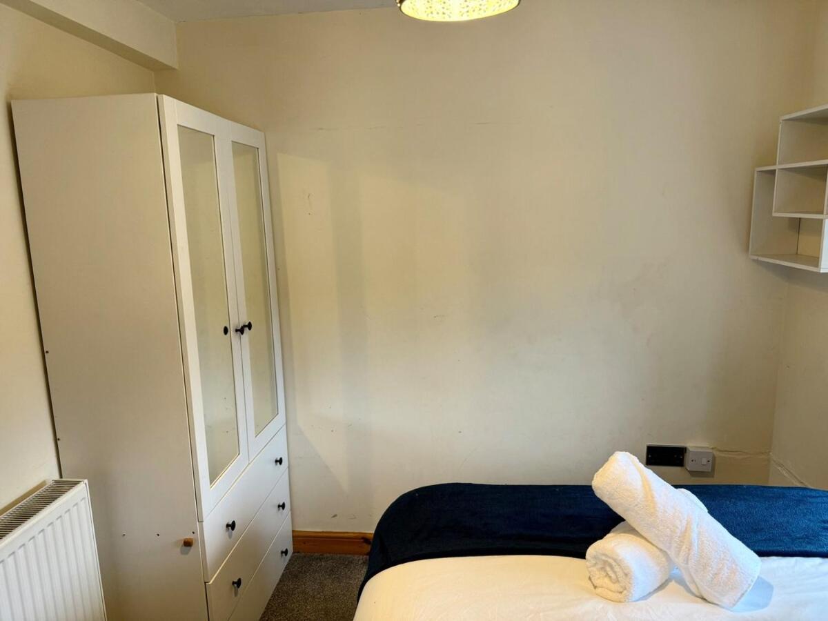 Your Peaceful Haven On Middleton Boulevard - Near Wollaton Hall, Nottingham University, City-Centre & Qmc - Sleeps 9 Apartment *