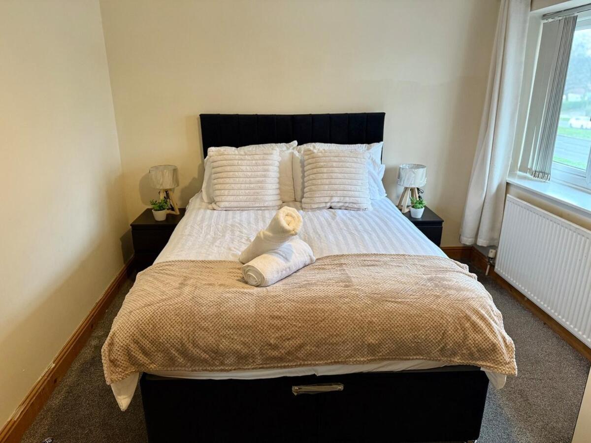 Your Peaceful Haven On Middleton Boulevard - Near Wollaton Hall, Nottingham University, City-Centre & Qmc - Sleeps 9 Apartment Nottingham