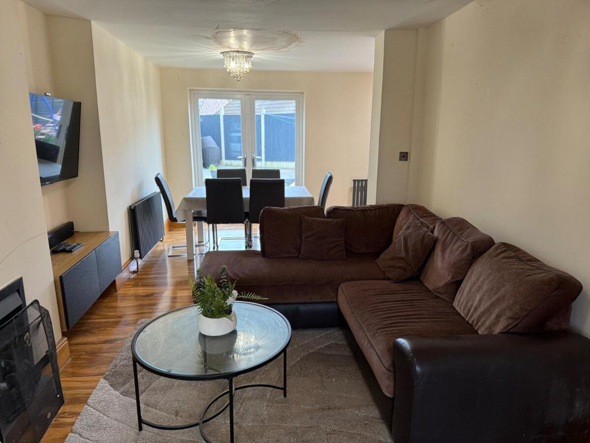 Your Peaceful Haven On Middleton Boulevard - Near Wollaton Hall, Nottingham University, City-Centre & Qmc - Sleeps 9 Apartment