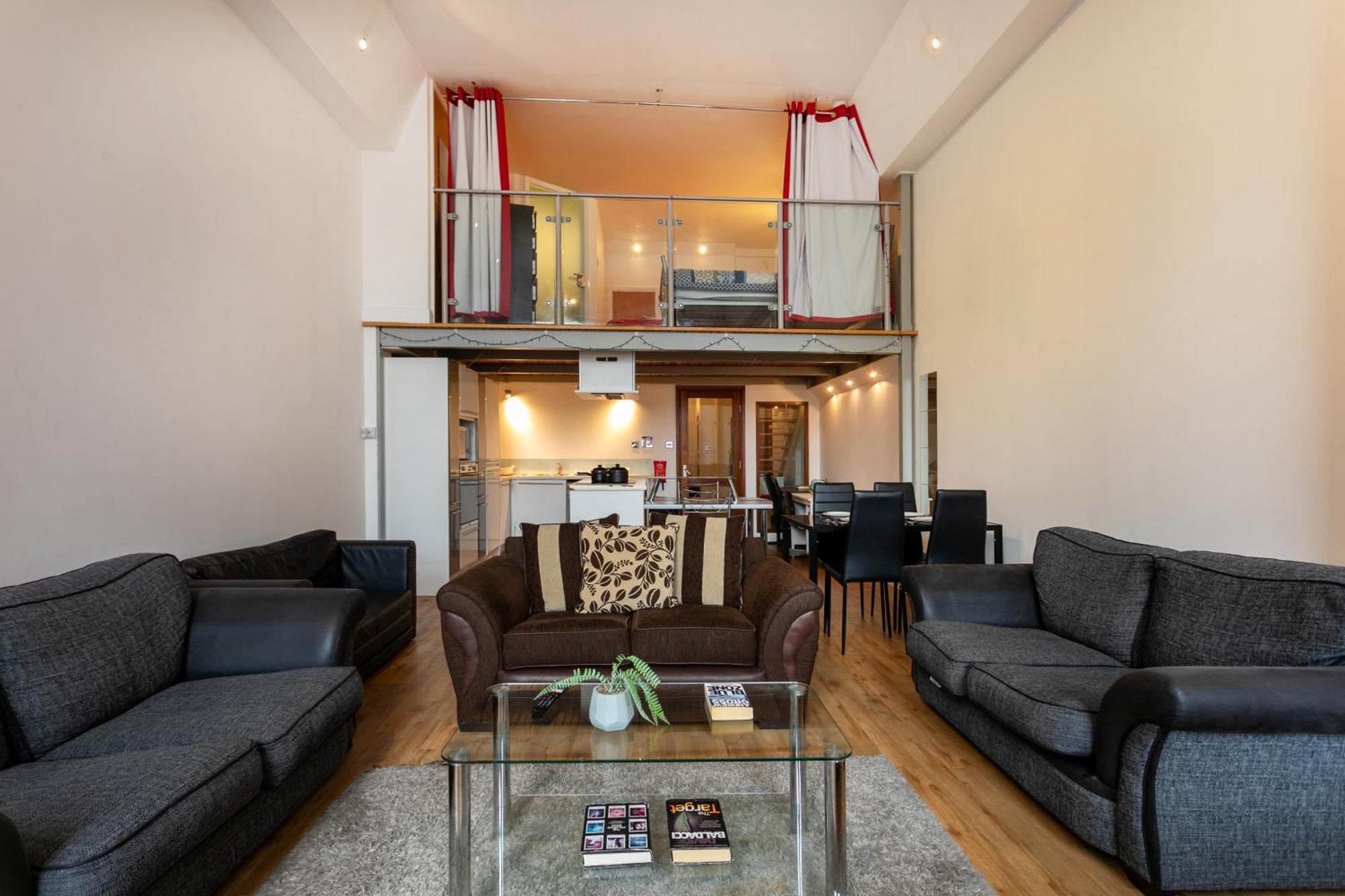 Centre 2 Double Bedrooms Duplex With 6 Proper Beds - Location, Close To Victoria Centre Shopping Centre With Two Bathrooms And Kitchen In Thurland Street - Parking Five Pounds A Day, Cars And Vans Apartment