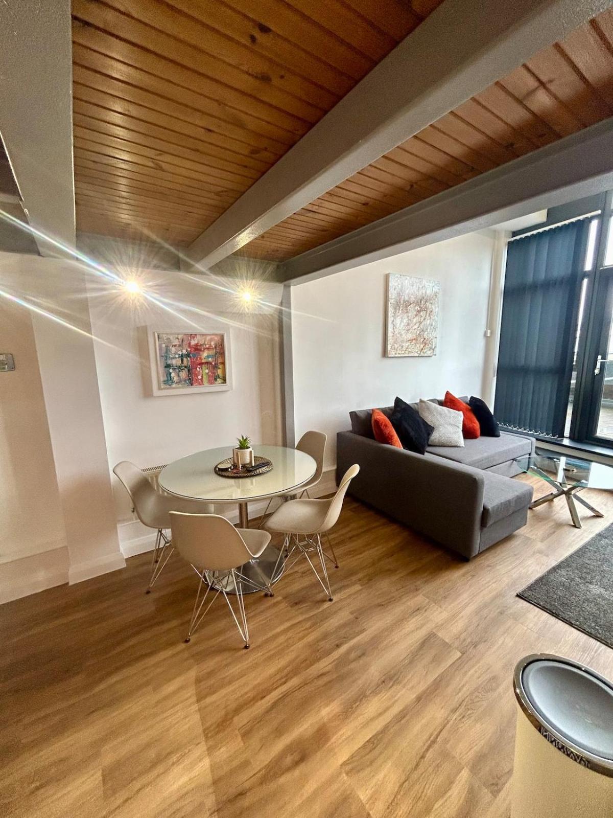 Sky Centre With Parking * Nottingham