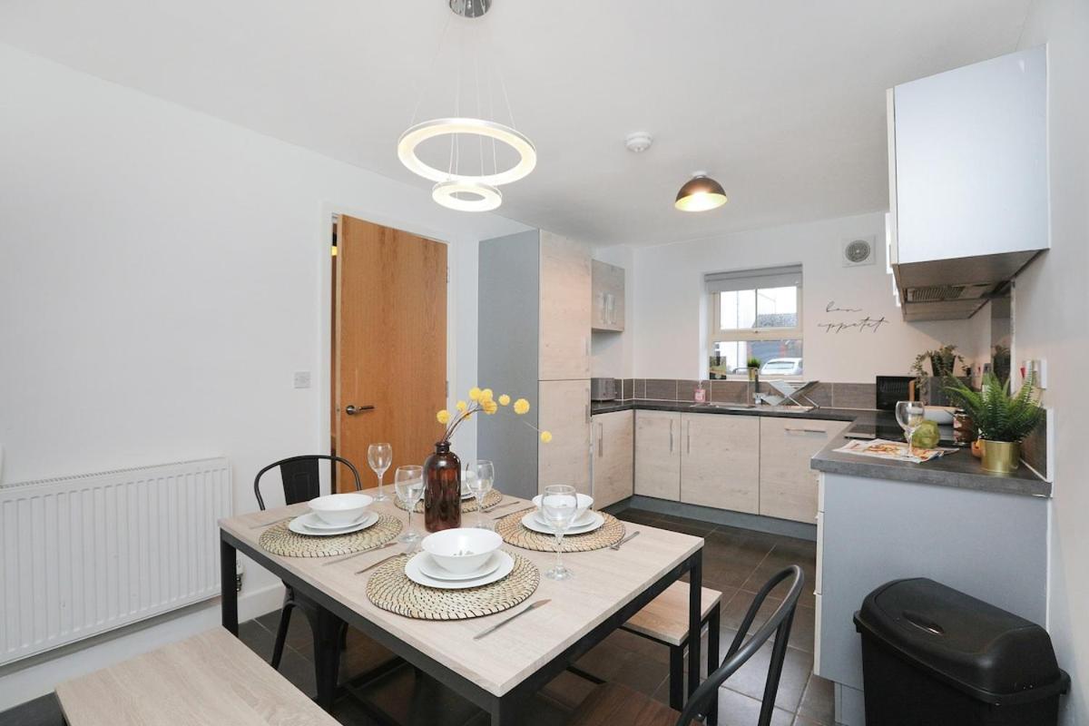 Stunning 4 Bed House In Op Hospital