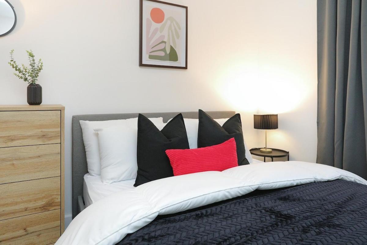 Stunning 4 Bed House In Op Hospital