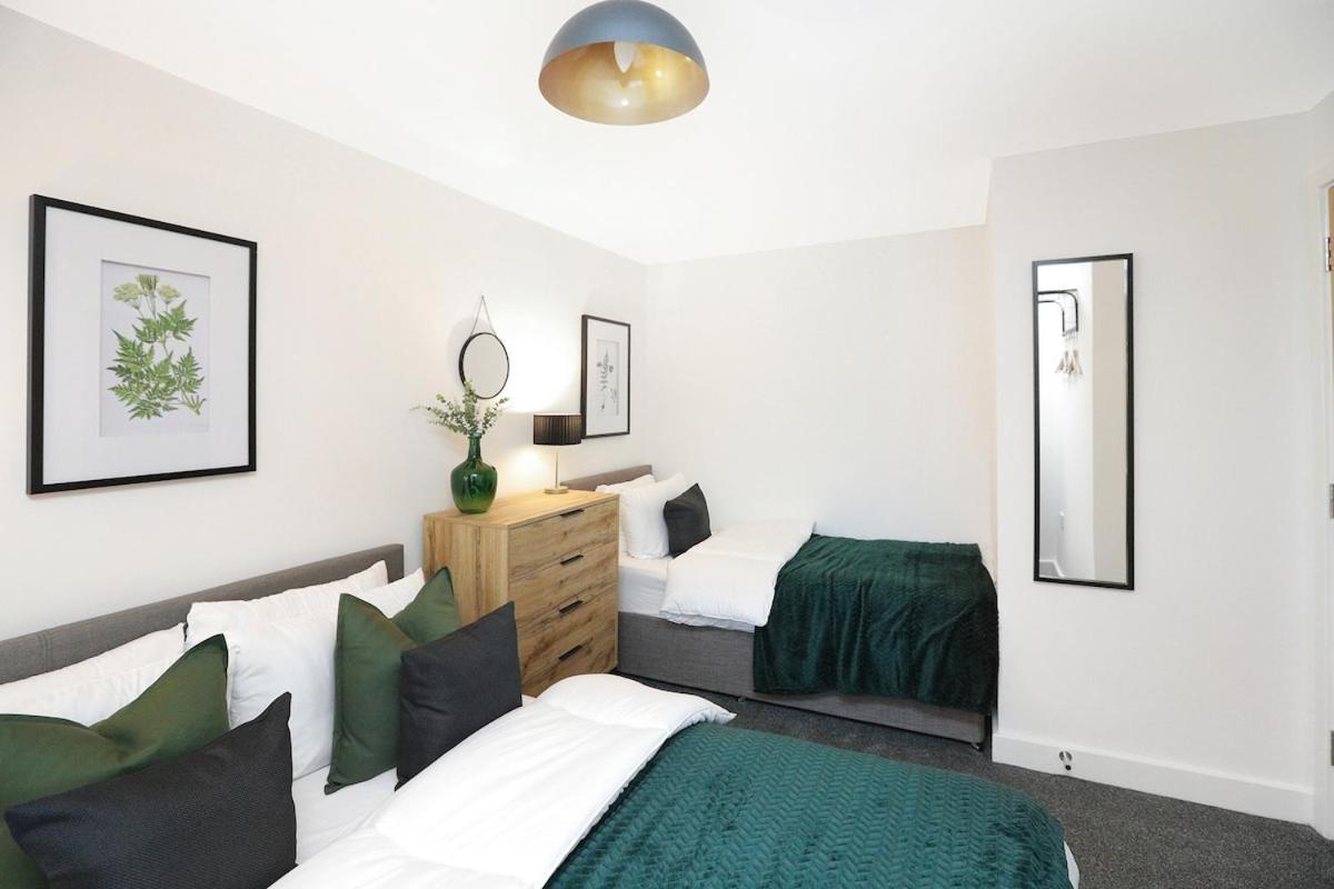 Stunning 4 Bed House In Op Hospital *