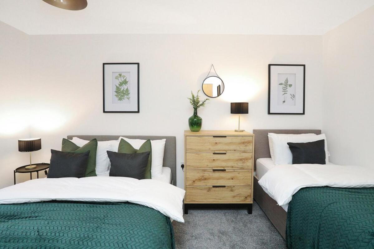 Stunning 4 Bed House In Op Hospital