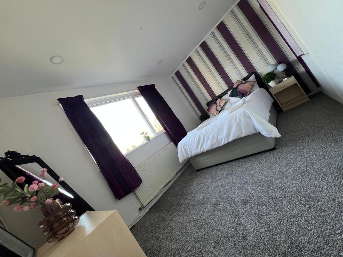 Spacious Three Bed-room House Holiday home Nottingham