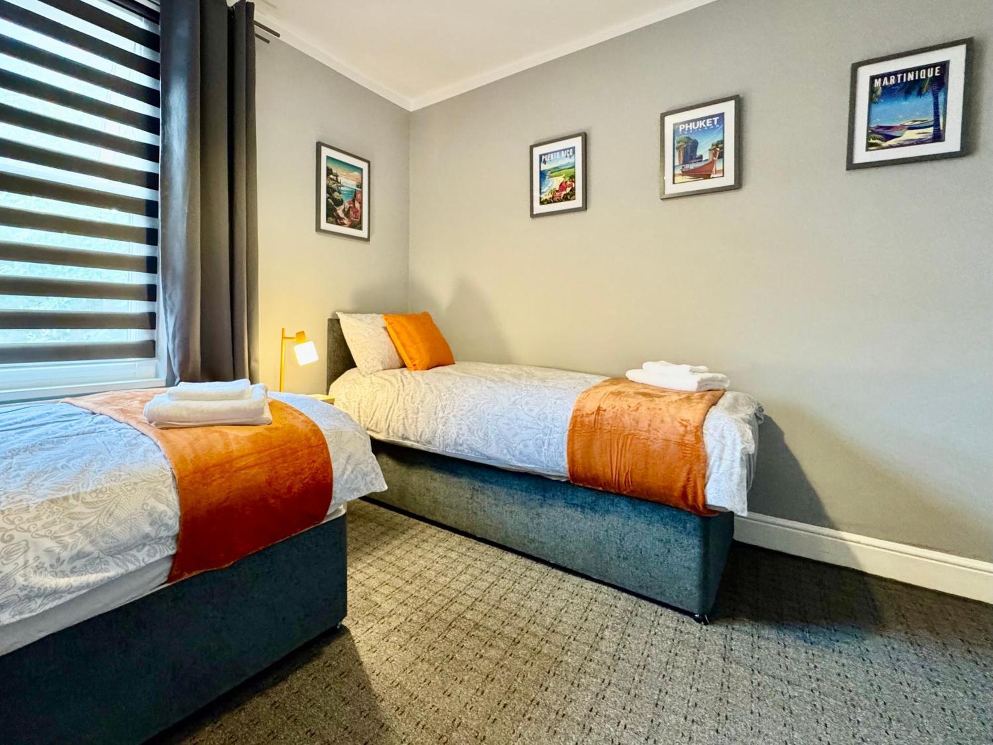 Casa de férias Spacious For 8 Work Trips Or Breaks Parking