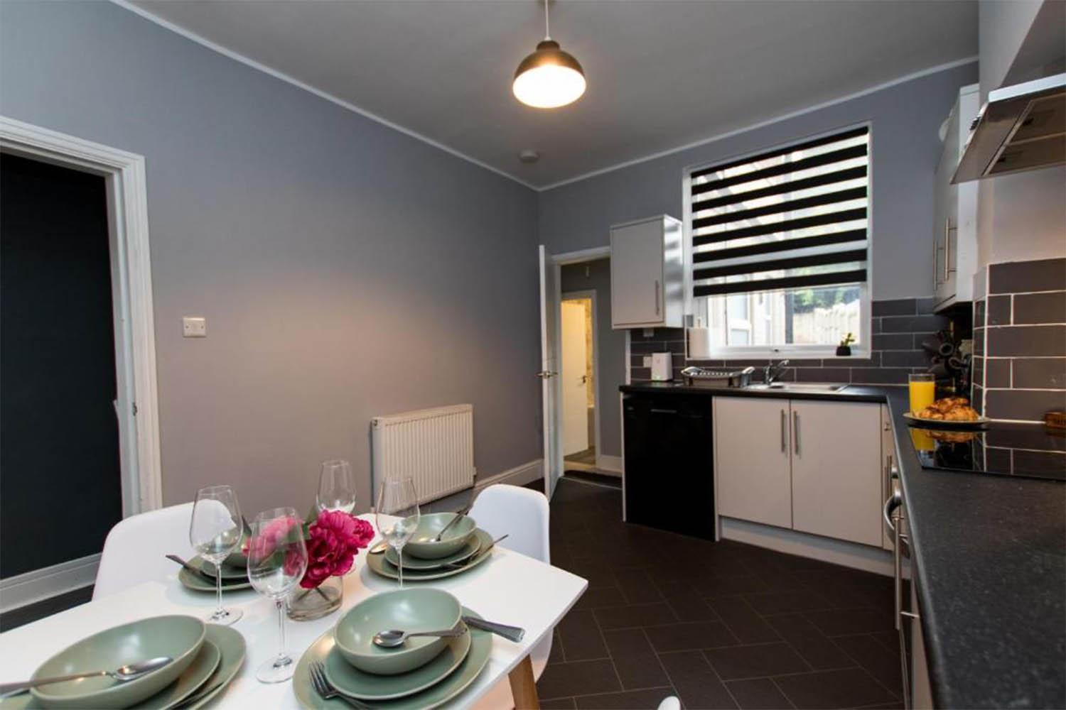 Holiday home 5 Bedroom House With Parking In