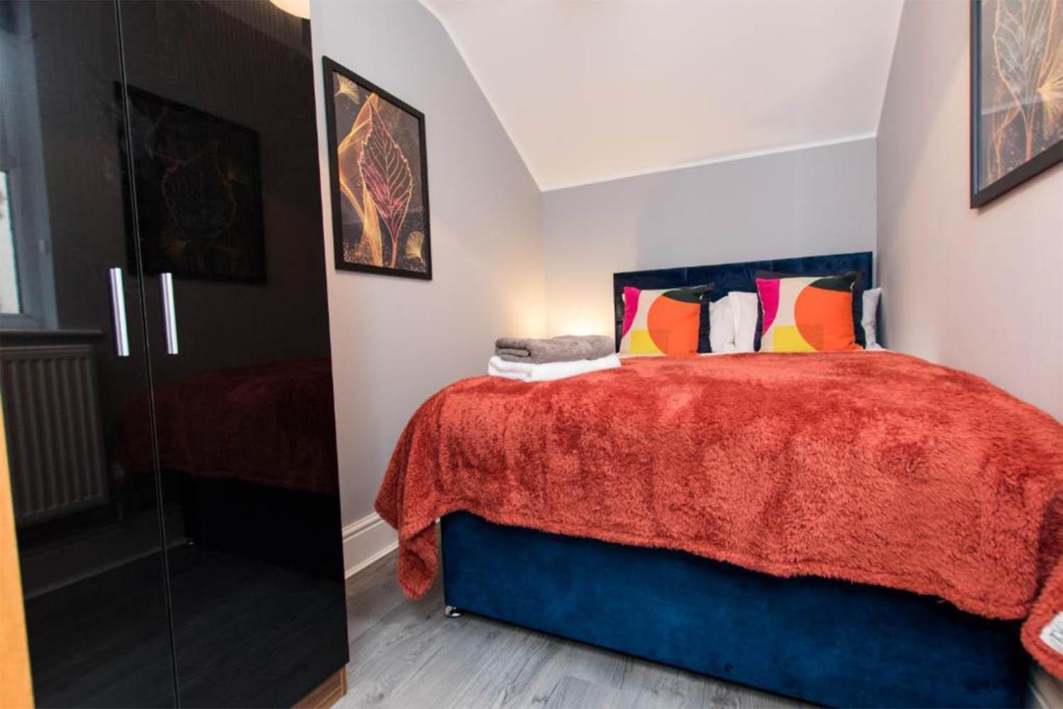 Holiday home 5 Bedroom House With Parking In