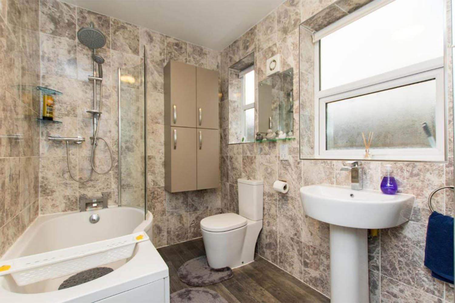 5 Bedroom House With Parking In *