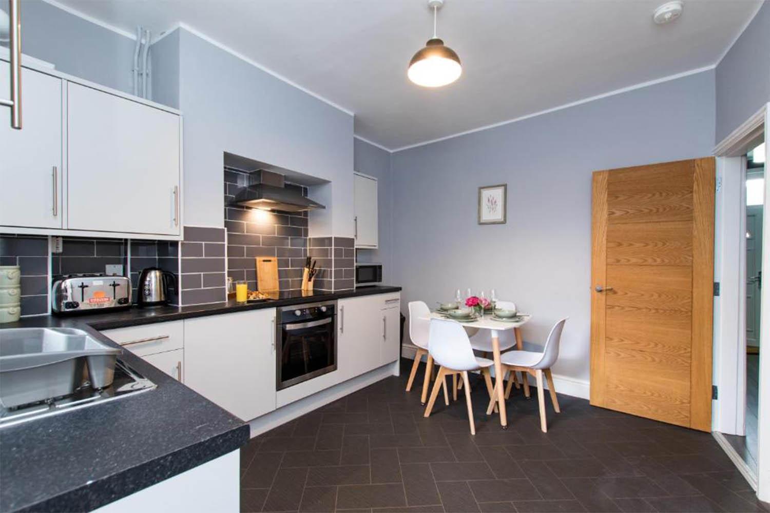 5 Bedroom House With Parking In Holiday home *