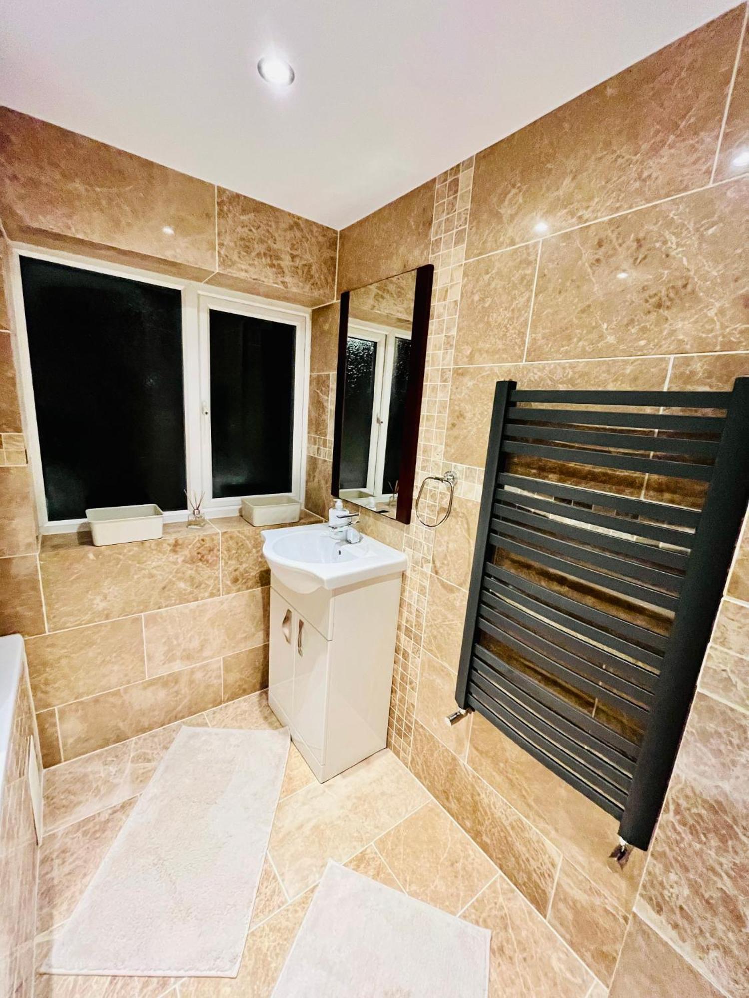 Casa de férias Modern Strelley Escape - Peaceful & Convenient, 2x Free Off-street Parking, Wifi -500mb, 2 Bathrooms, Contractor & Family Friendly, Ng8