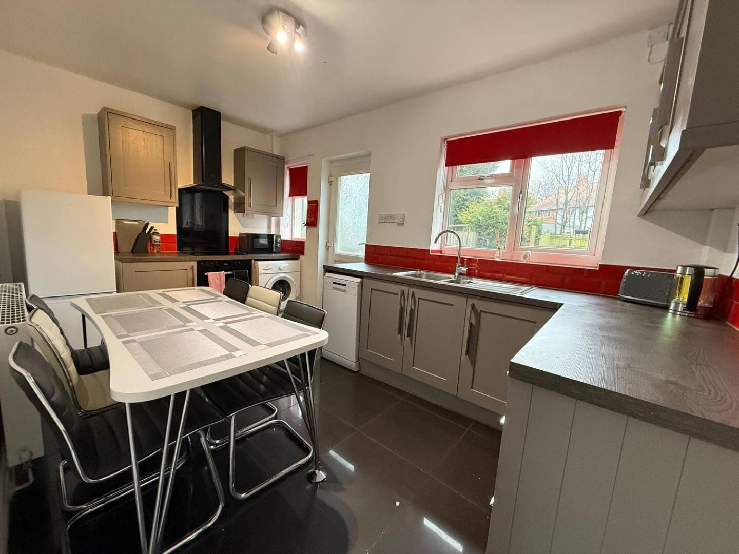 Contractor Parking & Wi-fi Holiday home Nottingham