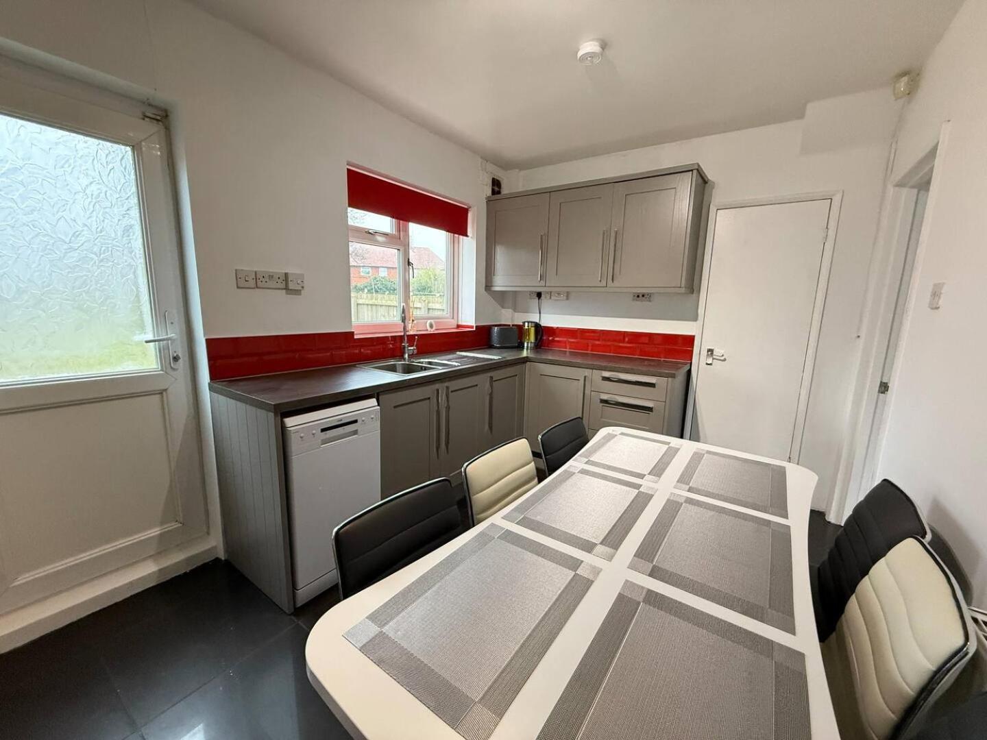 Contractor Parking & Wi-fi Holiday home Nottingham