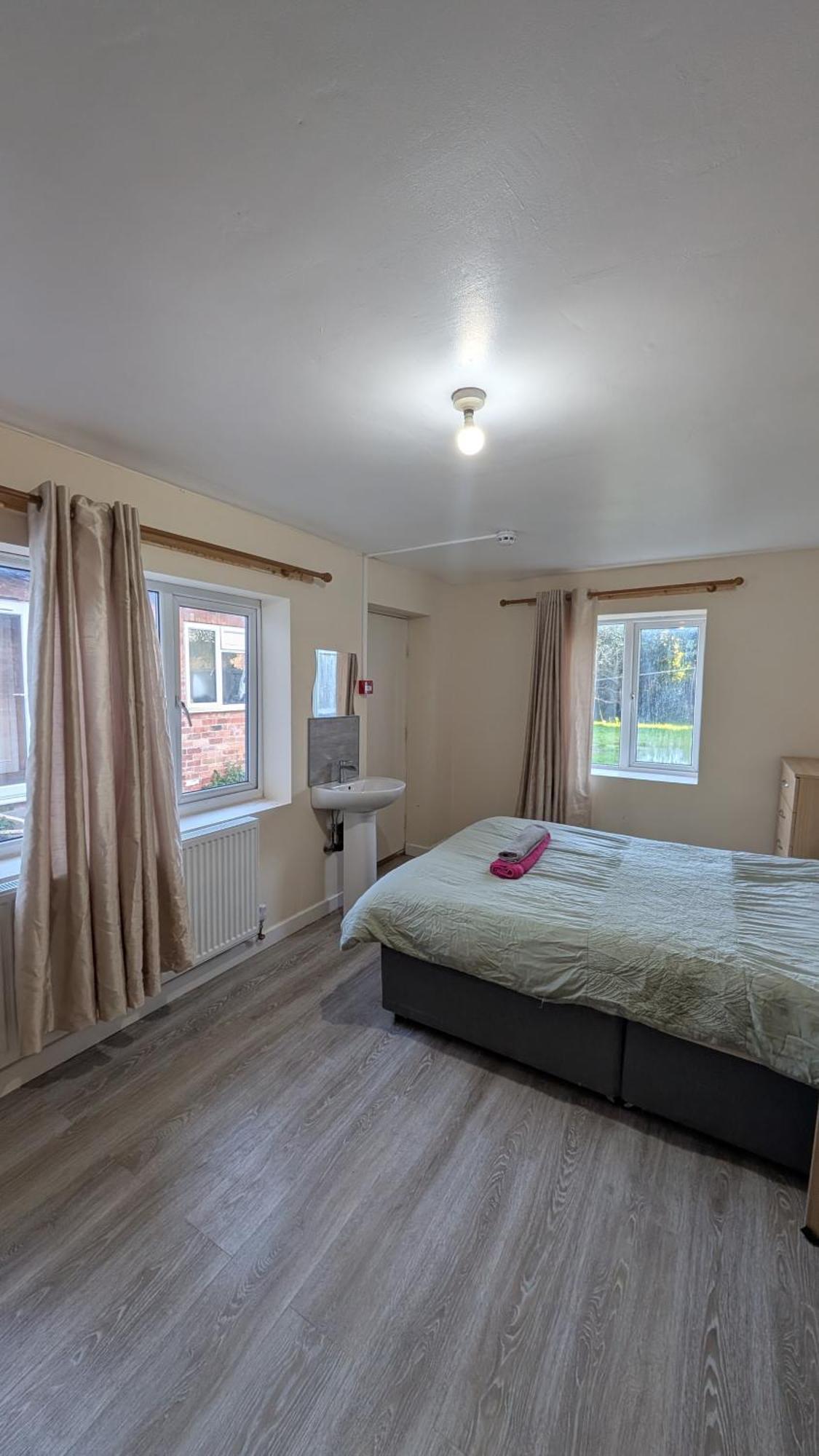 Big Double Bedroom Near Football And Cricket Ground And Railwaystation 59 *