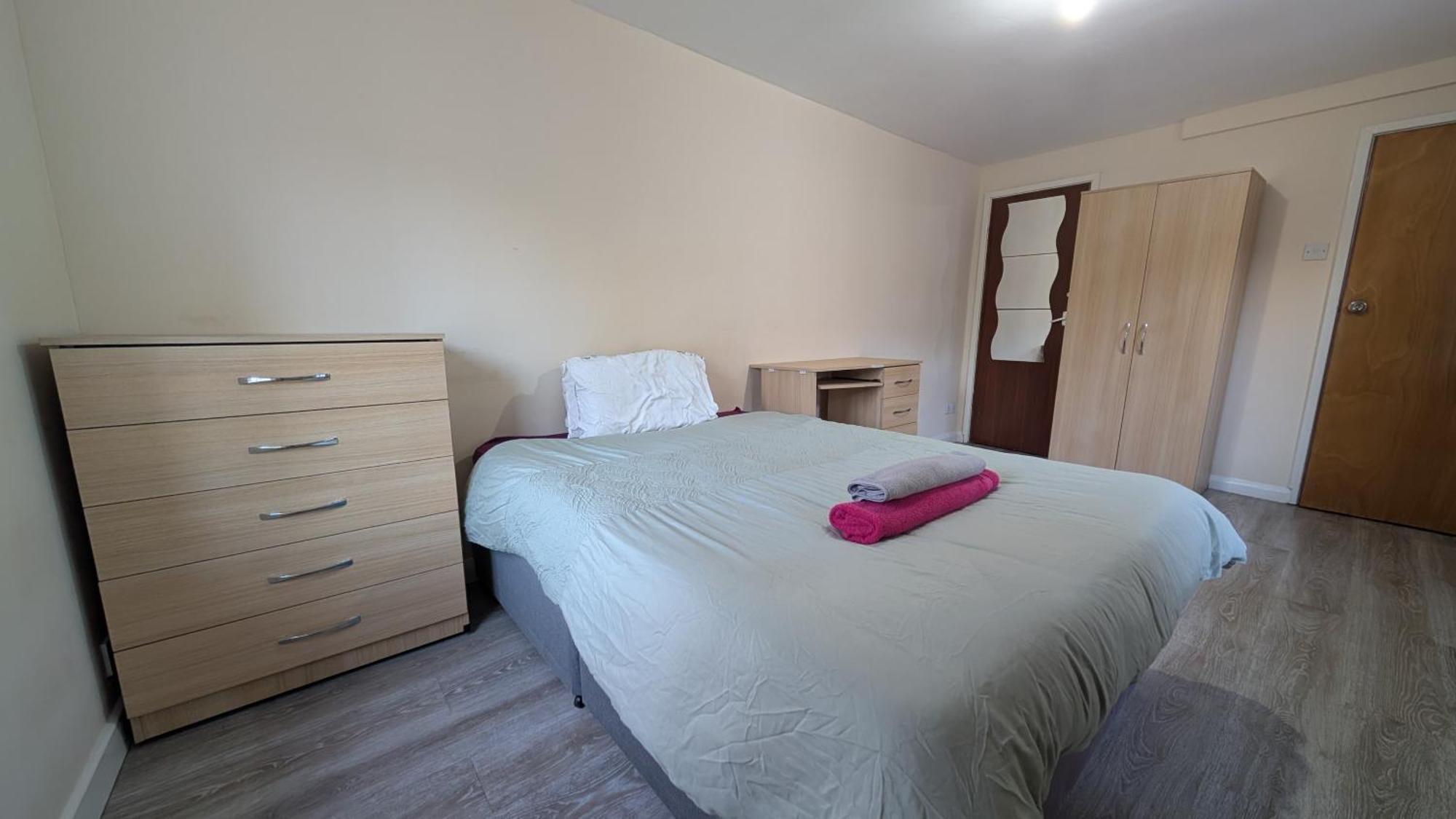 Big Double Bedroom Near Football And Cricket Ground And Railwaystation 59 Homestay *