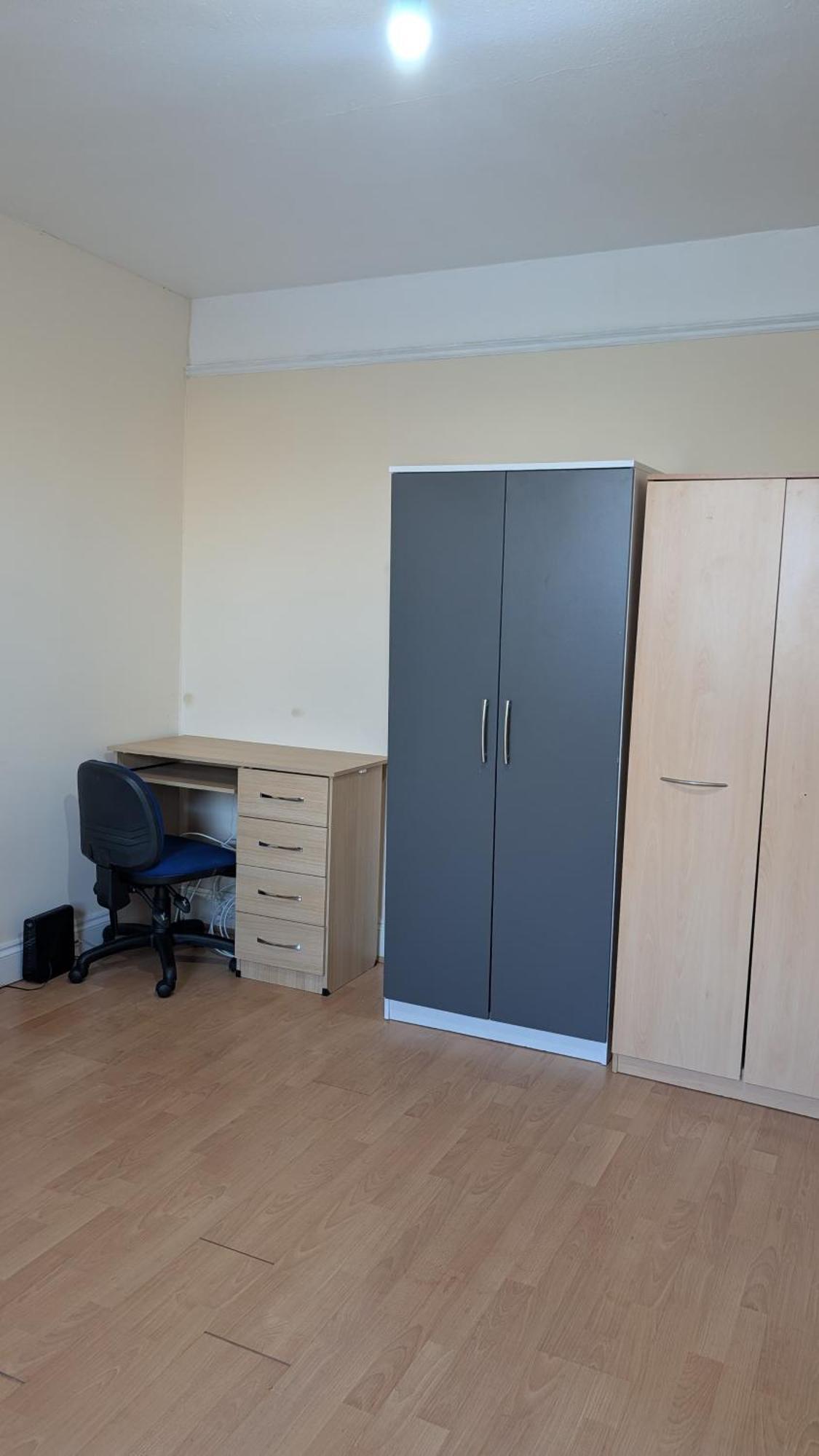 Big Double Bedroom Near Football And Cricket Ground And Railwaystation 59 *
