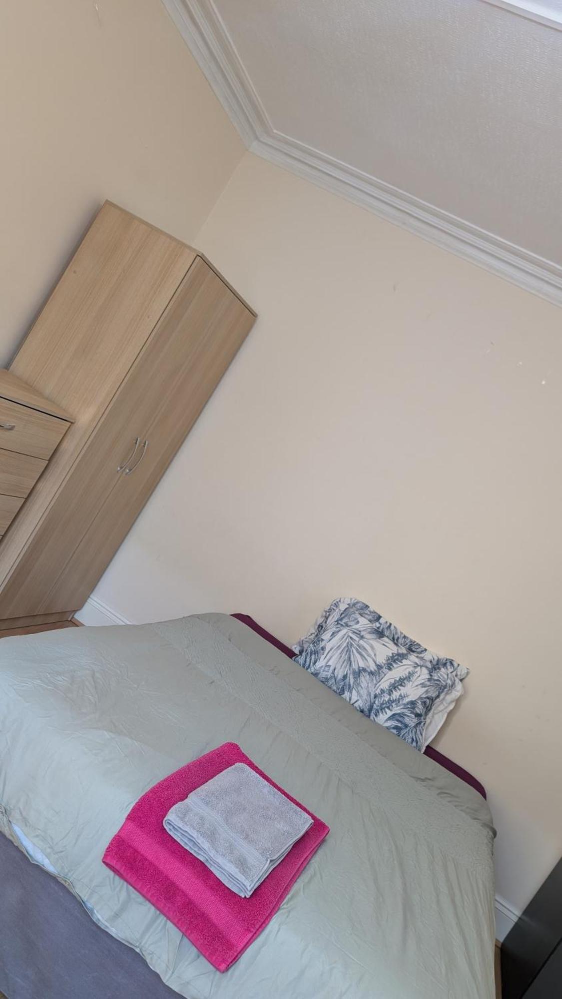 Big Double Bedroom Near Football And Cricket Ground And Railwaystation 59 Homestay *