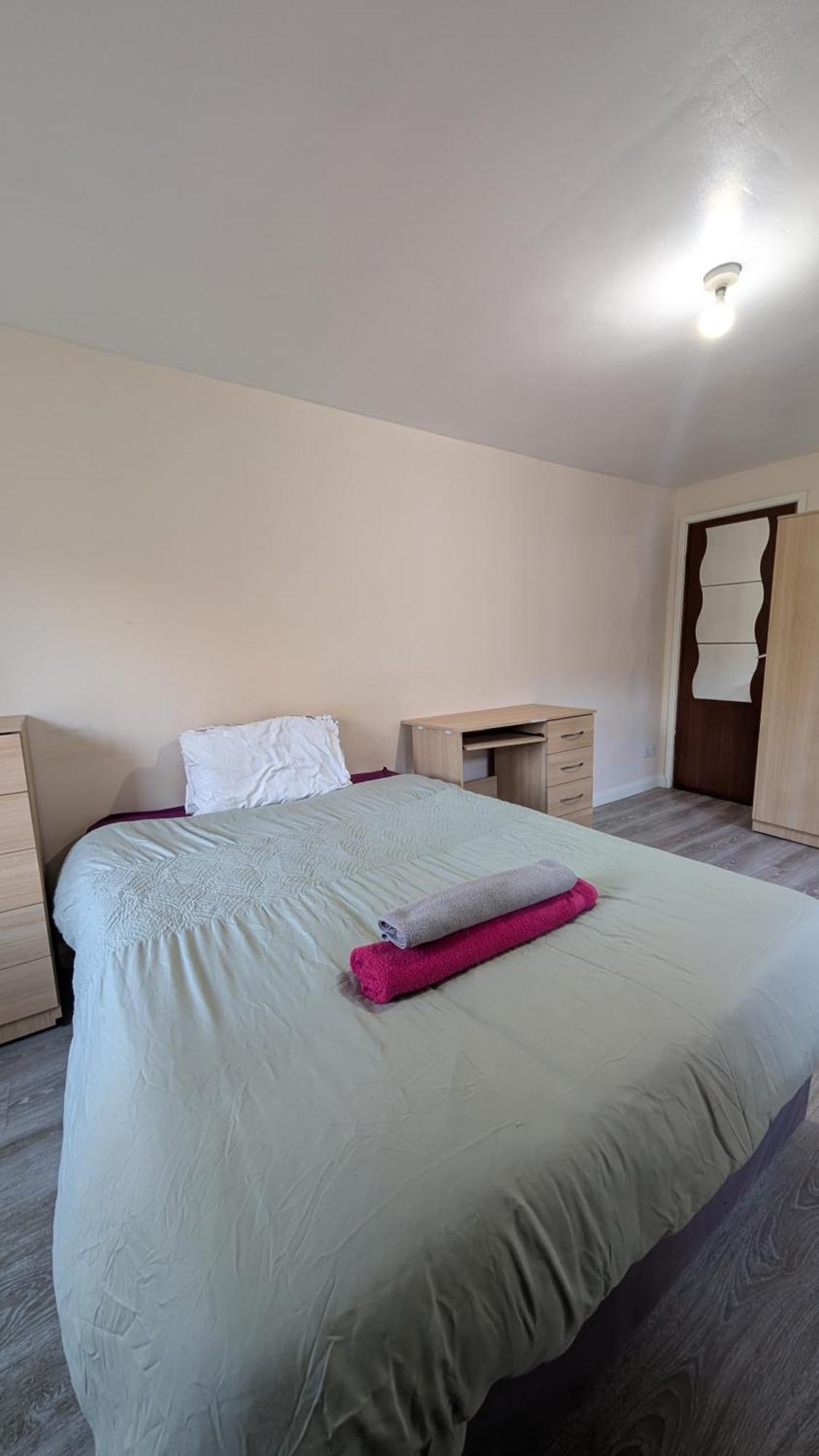 Big Double Bedroom Near Football And Cricket Ground And Railwaystation 59 *