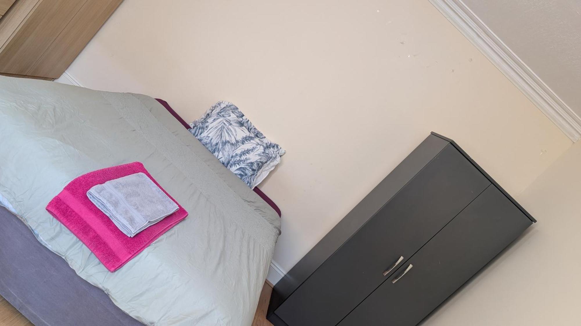 Big Double Bedroom Near Football And Cricket Ground And Railwaystation 59