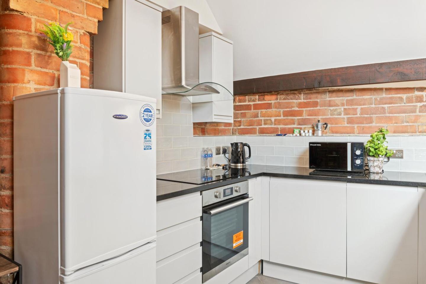 Luxury 2 Bed, 2 Bath Centre Apartment *