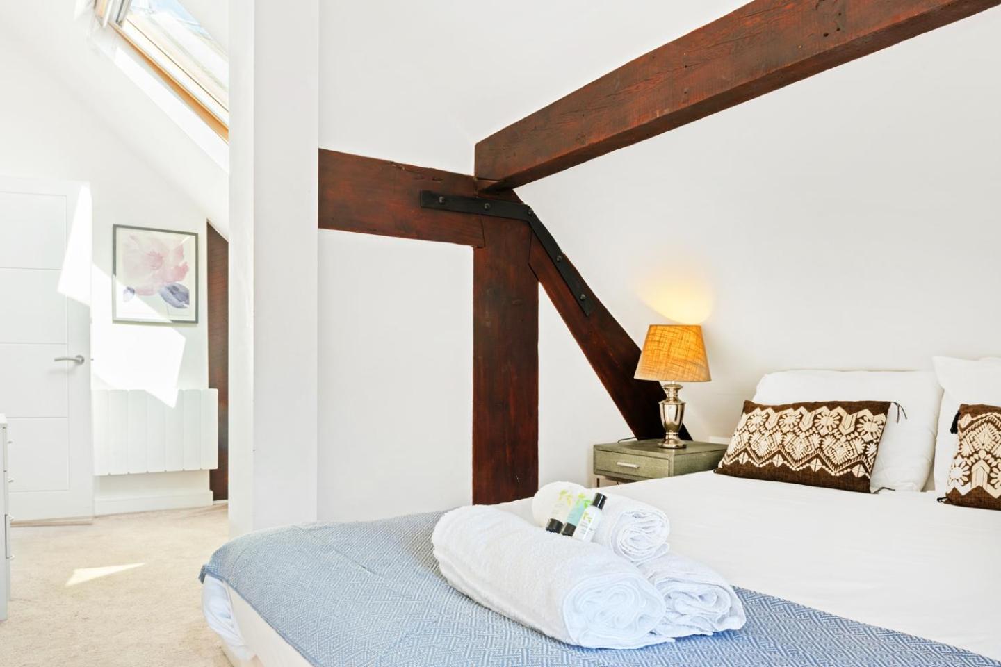 Luxury 2 Bed, 2 Bath Centre