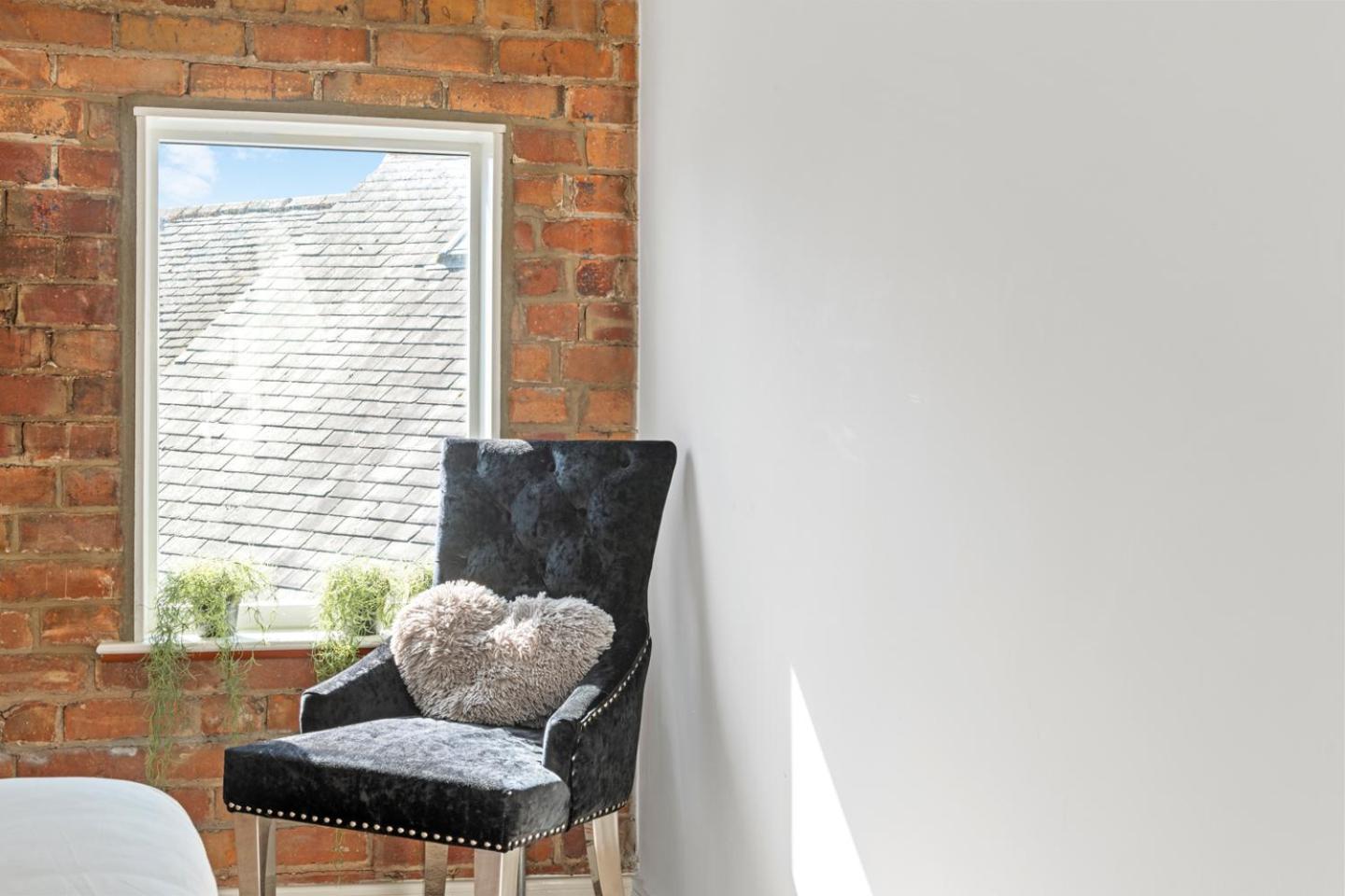 Luxury 2 Bed, 2 Bath Centre