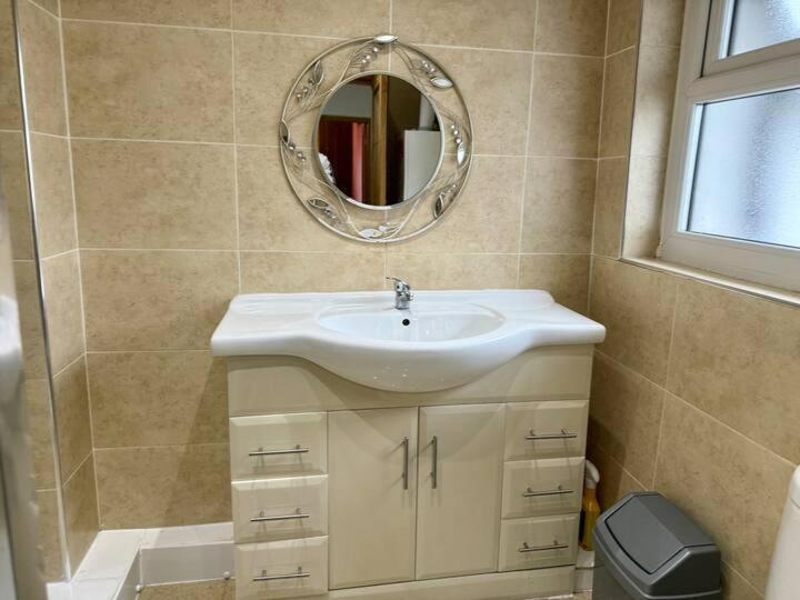 Your Peaceful Haven On Middleton Boulevard - Near Wollaton Hall, Nottingham University, City-Centre & Qmc - Sleeps 9 Nottingham