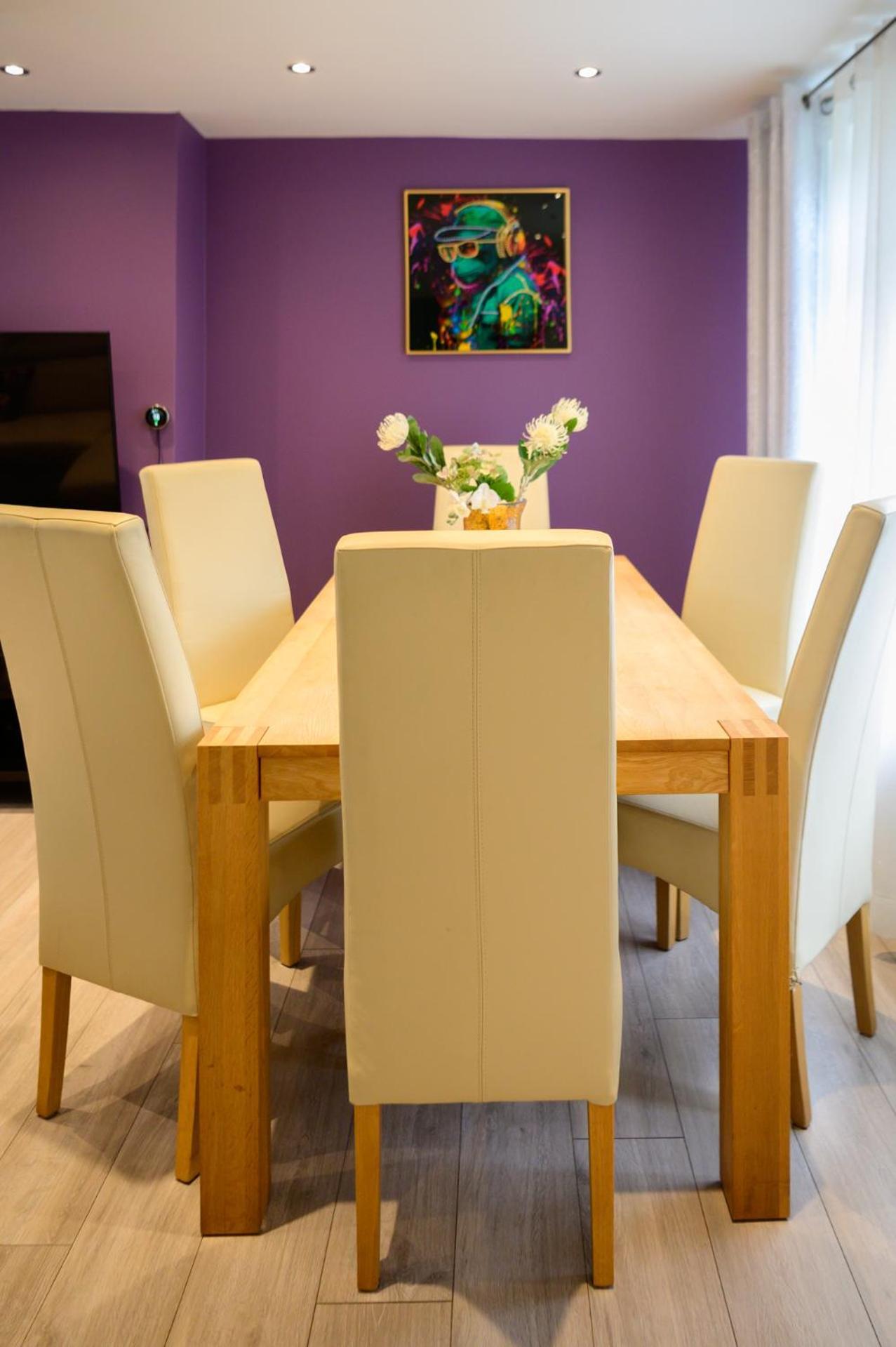 Holiday home 3br,1 Bathroom,1 Shower,cctv,perfect For Business Trip & Families Or Working Proffesionals-just 5 Min From M1,500mb Wi-fi,netflix,fully Equiped Kitchen,asda Supermarket 5 Min Walk,free Secure Parking&relaxing Garden *