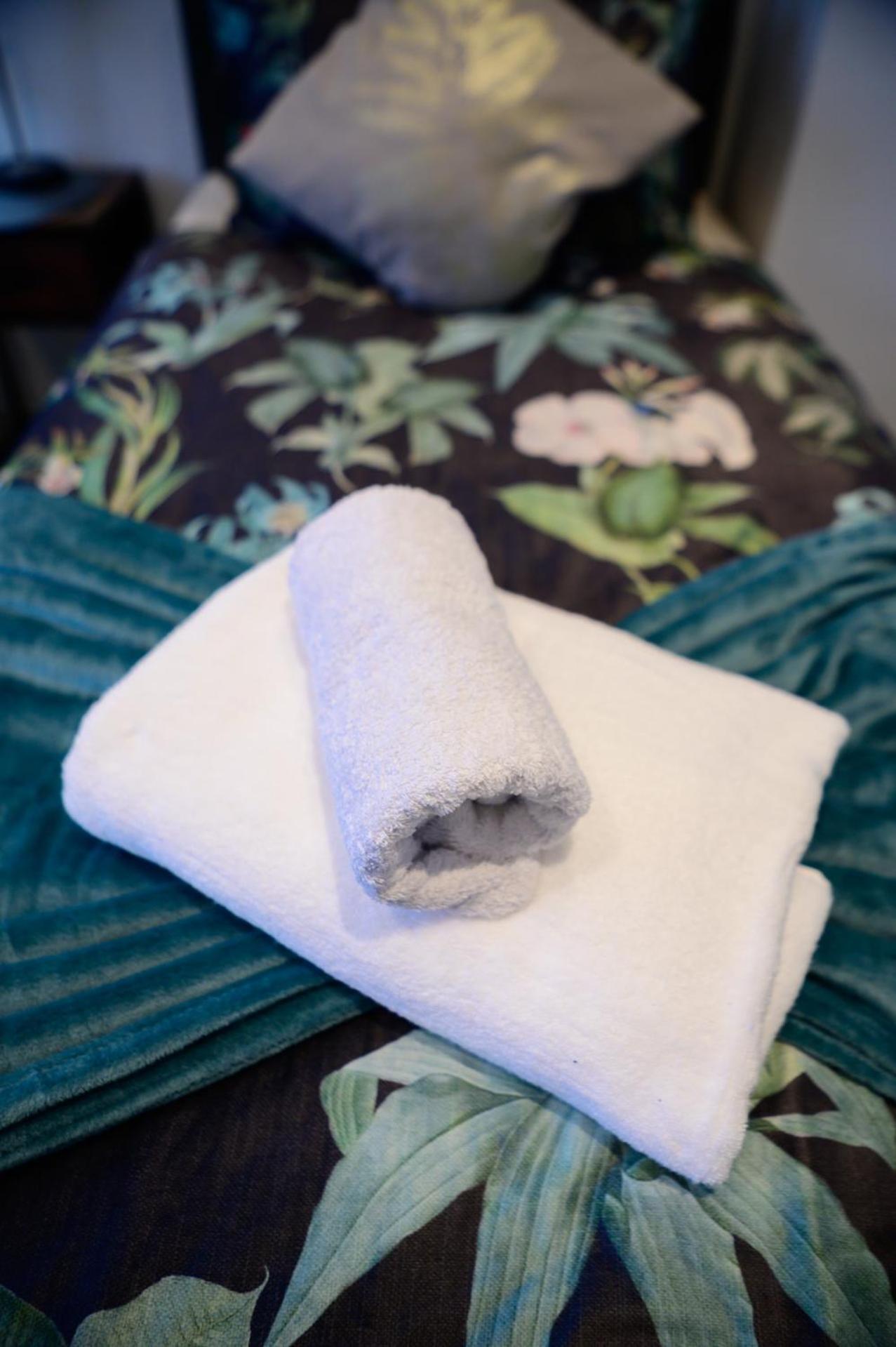 3br,1 Bathroom,1 Shower,cctv,perfect For Business Trip & Families Or Working Proffesionals-just 5 Min From M1,500mb Wi-fi,netflix,fully Equiped Kitchen,asda Supermarket 5 Min Walk,free Secure Parking&relaxing Garden Holiday home *