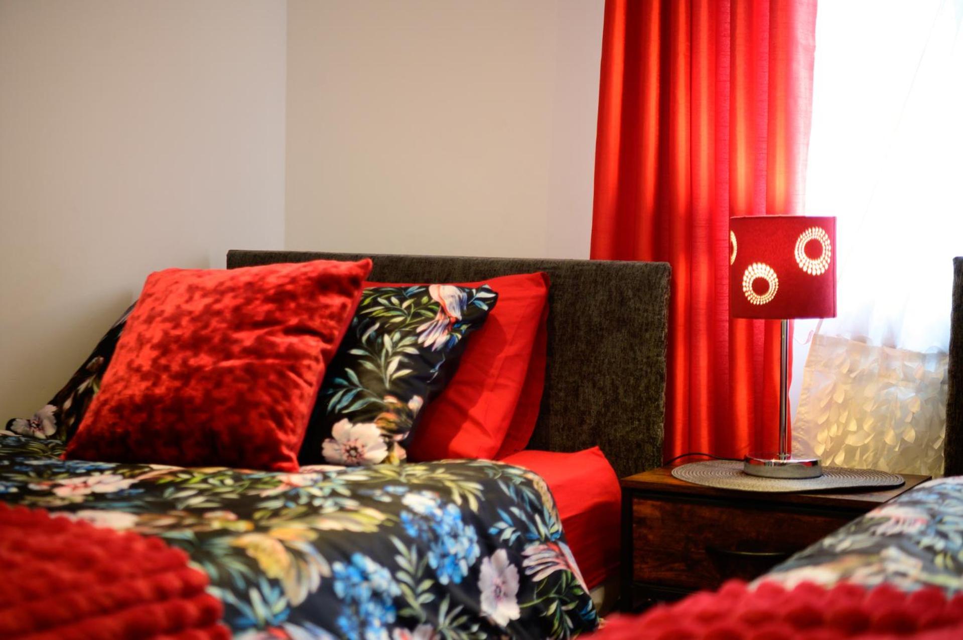 3br,1 Bathroom,1 Shower,cctv,perfect For Business Trip & Families Or Working Proffesionals-just 5 Min From M1,500mb Wi-fi,netflix,fully Equiped Kitchen,asda Supermarket 5 Min Walk,free Secure Parking&relaxing Garden