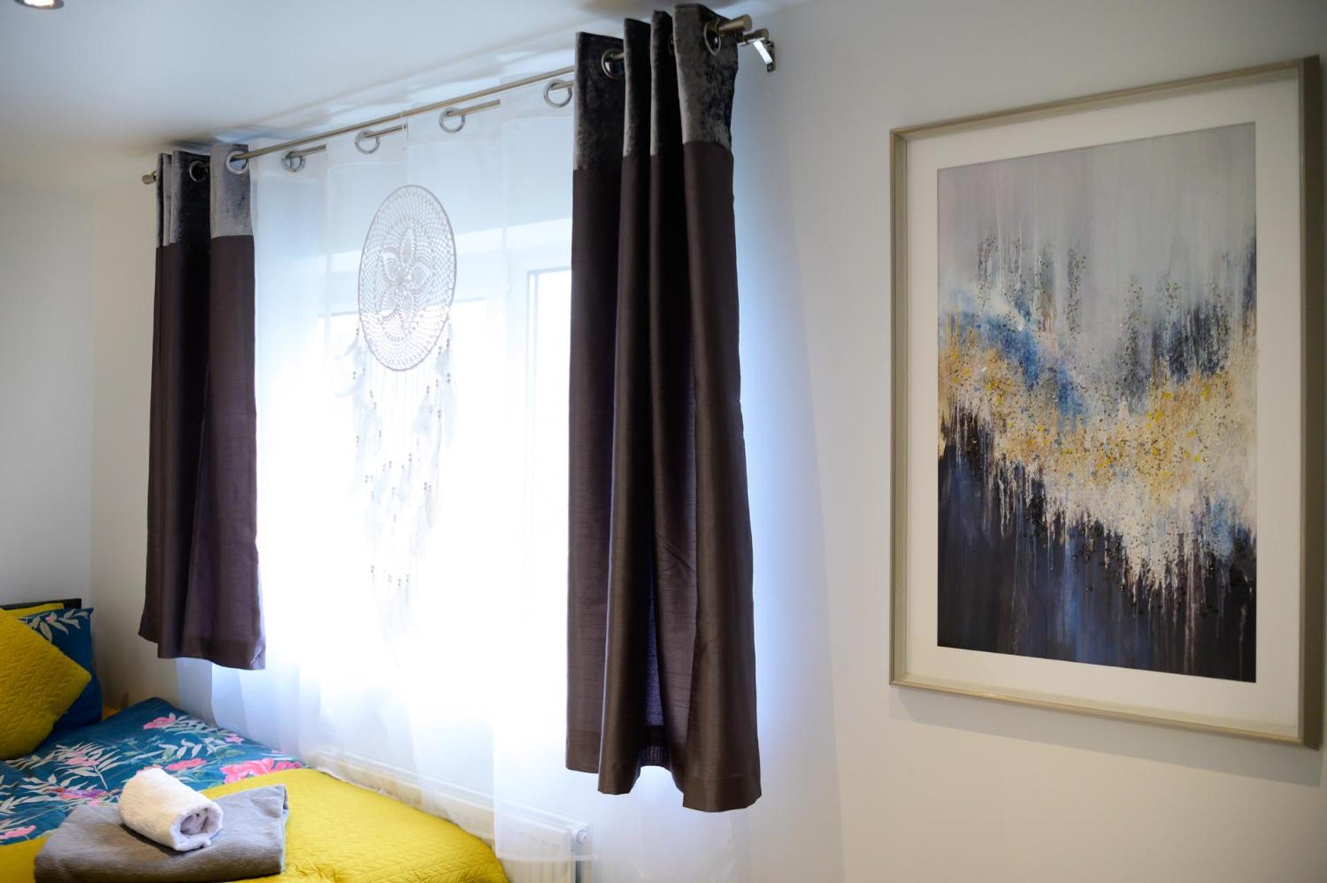 Holiday home 3br,1 Bathroom,1 Shower,cctv,perfect For Business Trip & Families Or Working Proffesionals-just 5 Min From M1,500mb Wi-fi,netflix,fully Equiped Kitchen,asda Supermarket 5 Min Walk,free Secure Parking&relaxing Garden *