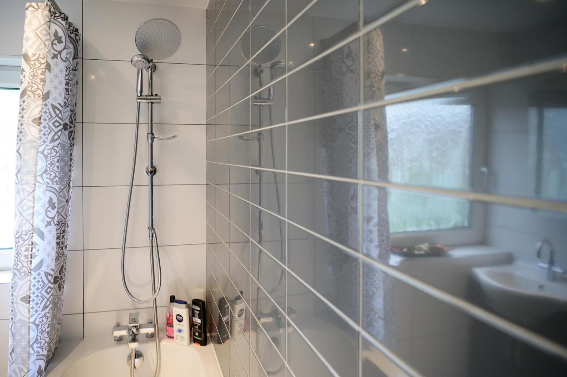 Holiday home 3br,1 Bathroom,1 Shower,cctv,perfect For Business Trip & Families Or Working Proffesionals-just 5 Min From M1,500mb Wi-fi,netflix,fully Equiped Kitchen,asda Supermarket 5 Min Walk,free Secure Parking&relaxing Garden Nottingham