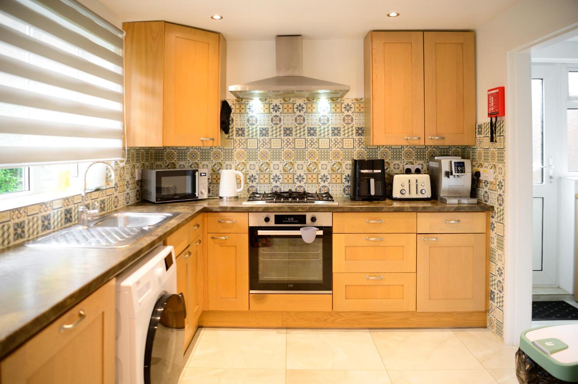 3br,1 Bathroom,1 Shower,cctv,perfect For Business Trip & Families Or Working Proffesionals-just 5 Min From M1,500mb Wi-fi,netflix,fully Equiped Kitchen,asda Supermarket 5 Min Walk,free Secure Parking&relaxing Garden Nottingham