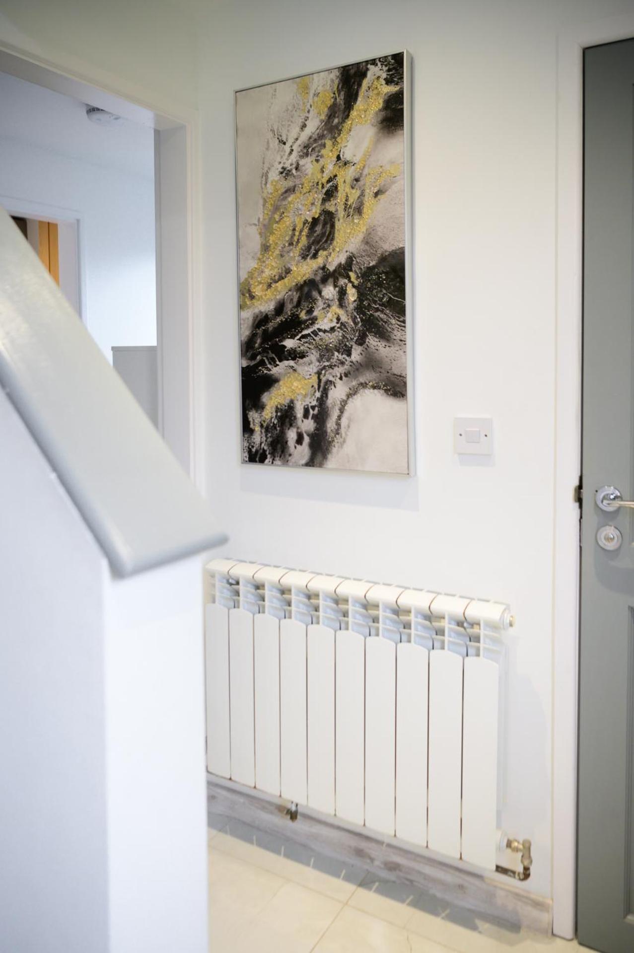 3br,1 Bathroom,1 Shower,cctv,perfect For Business Trip & Families Or Working Proffesionals-just 5 Min From M1,500mb Wi-fi,netflix,fully Equiped Kitchen,asda Supermarket 5 Min Walk,free Secure Parking&relaxing Garden Holiday home
